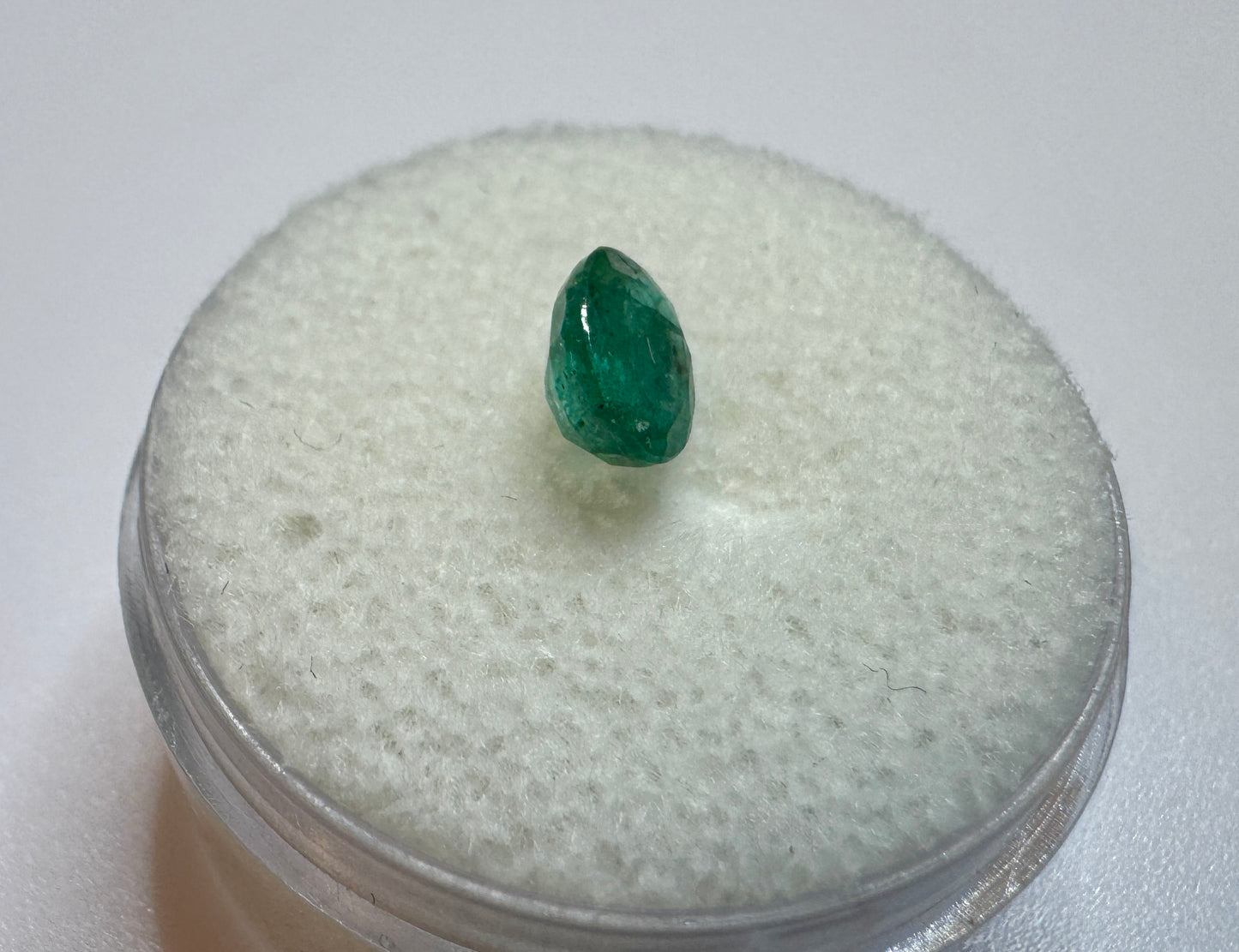 Beautiful Oval Cut Emerald Gemstone (7x5mm, 0.80cts)